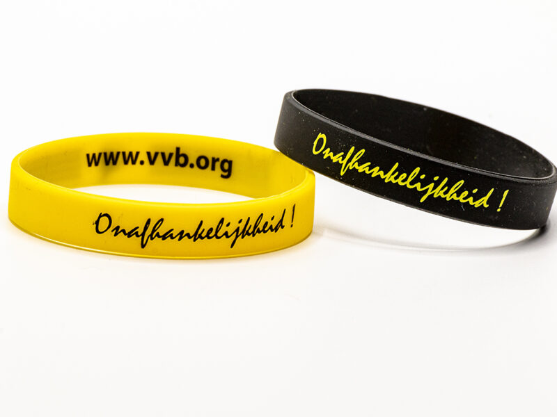 Set armbandjes | geel en zwart | met opdruk Onafhankelijkheid en leeuwtje