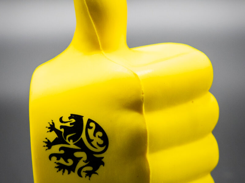 Stressbal in duimvorm met Vlaamse leeuw